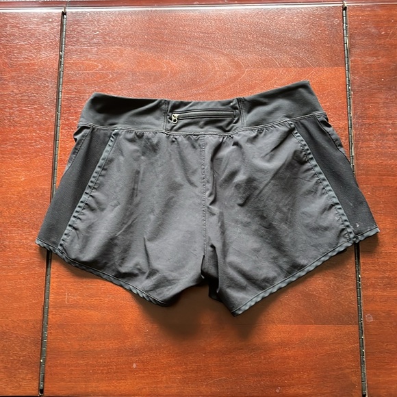 Mountain HardWear running shorts size medium - Picture 4 of 4